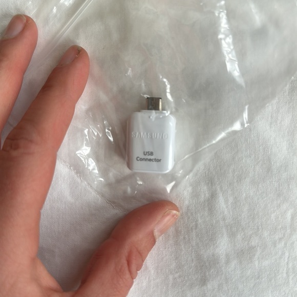 GoPro Hero 3 white edition - includes camera, case, charger, and mounting kit - Picture 3 of 9